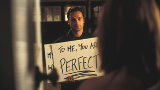 Na koláži, kterou Mark (Andrew Lincoln) ukazuje Juliet (Keira Knightley) v památné scéně s cedulemi, je mimo jiné i česká modelka Eva Herzigová.
Na koláži, kterou Mark (Andrew Lincoln) ukazuje Juliet (Keira Knightley) v památné scéně s cedulemi, je mimo jiné i česká modelka Eva Herzigová.