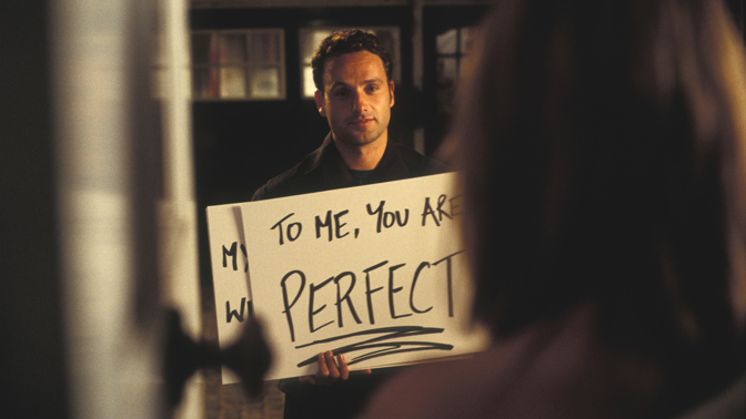 Na koláži, kterou Mark (Andrew Lincoln) ukazuje Juliet (Keira Knightley) v památné scéně s cedulemi, je mimo jiné i česká modelka Eva Herzigová.
Na koláži, kterou Mark (Andrew Lincoln) ukazuje Juliet (Keira Knightley) v památné scéně s cedulemi, je mimo jiné i česká modelka Eva Herzigová.