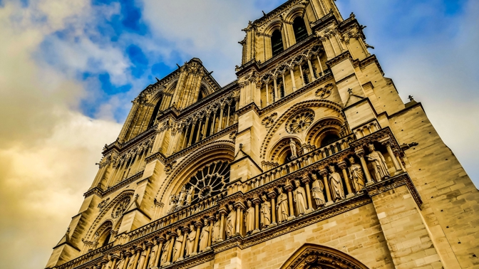 Pařížská katedrále Notre dame má za sebou pohnutý osud
