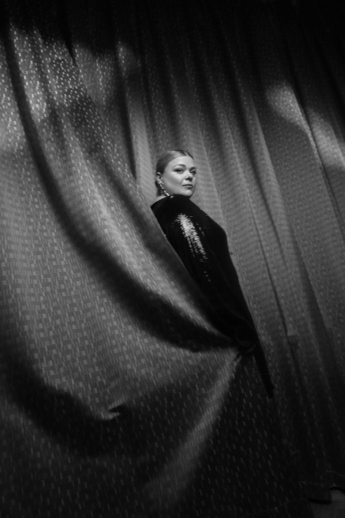 Herečka Lucie Polišenská s jubileem mění image. Krásné snímky jsou dílem fotografa Petra Kozlíka.