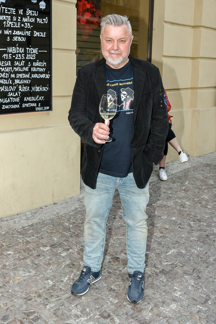 Miloš Pokorný patřil spolu s Romanem Ondráčkem k hvězdám ranního vysílání. Pro showbyznys také objevil moderátora Leoše Mareše.