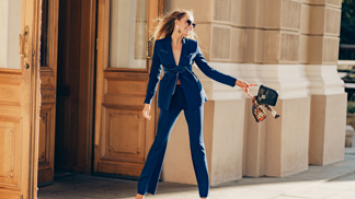 Vypasovaný kostýmek v krásném modrém odstínu a stylu Haute Couture, zdůrazní křivky postavy.
