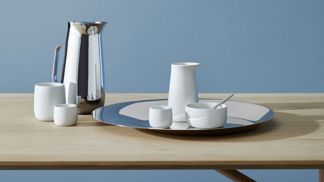 Nerezovou ocel s pozlacenými detaily, sklo a porcelán spojují v kolekci měkké siluety a elegantní křivky.
Nerezovou ocel s pozlacenými detaily, sklo a porcelán spojují v kolekci měkké siluety a elegantní křivky.