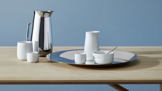 Nerezovou ocel s pozlacenými detaily, sklo a porcelán spojují v kolekci měkké siluety a elegantní křivky.
