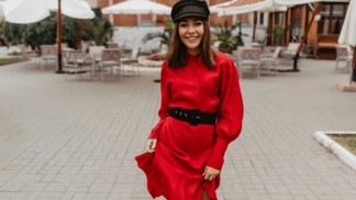 Stačí přidat širší černý opasek a červené šaty jsou mnohem více chic.
Stačí přidat širší černý opasek a červené šaty jsou mnohem více chic.