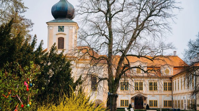 Velikonoce v zámku a podzámčí: Prohlídka jarně vyzdobených interiérů zámku Loučeň i výroba skleněných kraslic