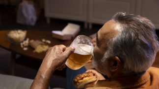 muž, pití, alkohol, pivo, problém muž, pití, alkohol, pivo, problém