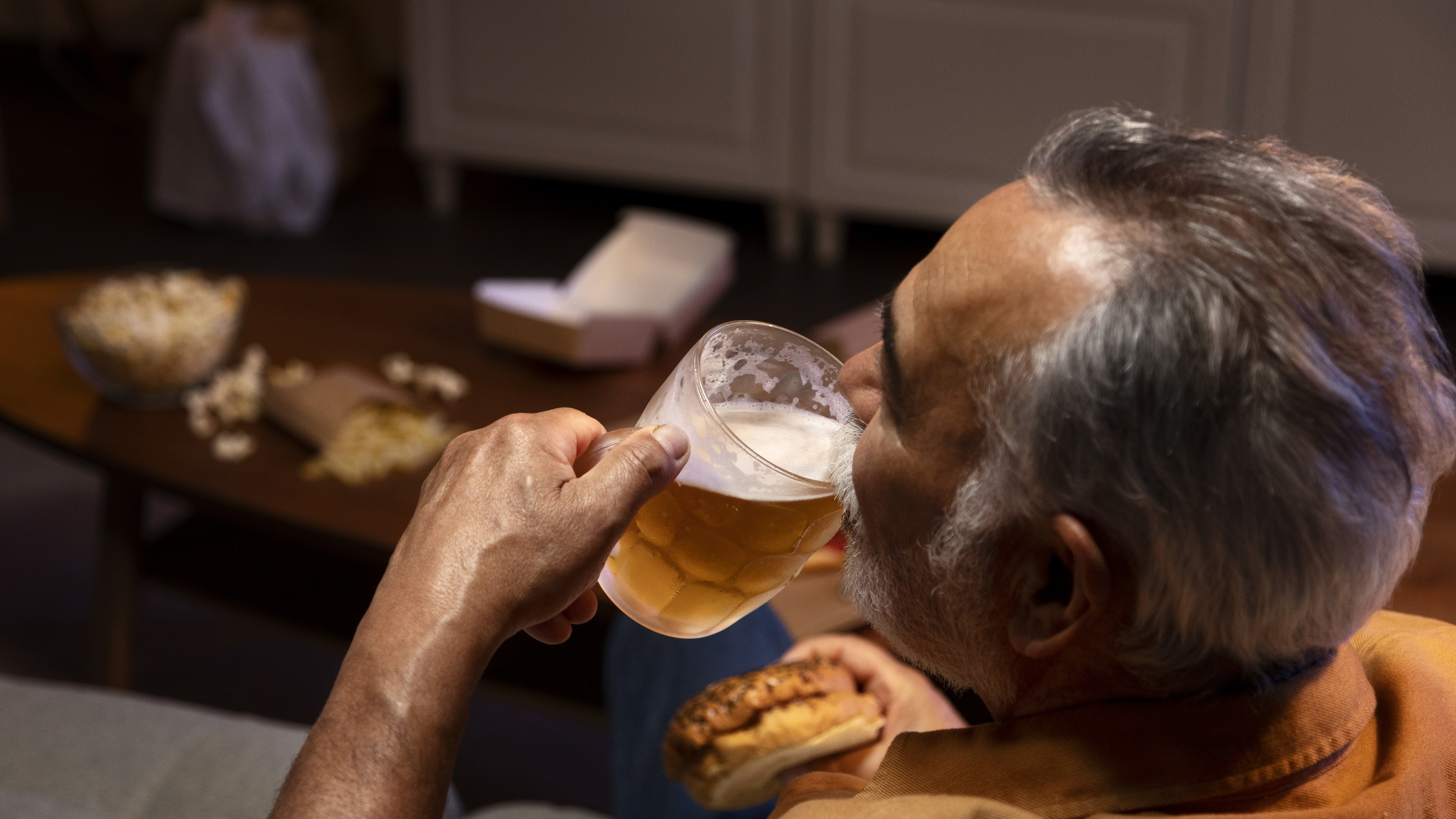 muž, pití, alkohol, pivo, problém