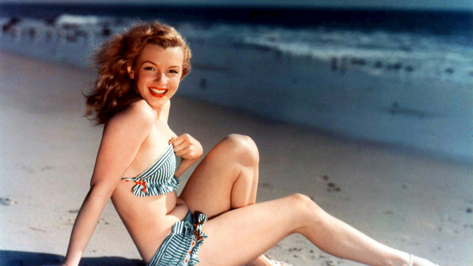 Pohlednicová fotografie Marilyn Monroe. Fotka je ze dnů, kdy fotila do kalendáře atd. (cca 40. léta)
