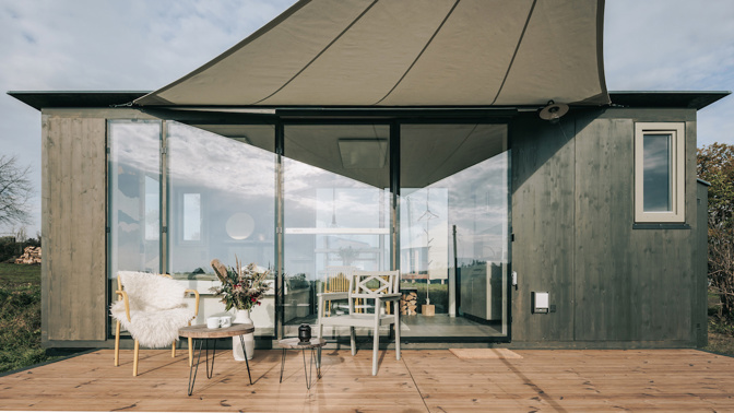 Chata na kolech jako laciné bydlení pro všechny, kteří milují přírodu, minimalistický design a maximální soběstačnost
