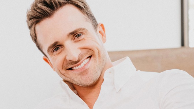 Vztahový poradce a kouč osobnostního rozvoje Matthew Hussey.
