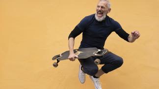 “Manžel se na stará kolena zbláznil. Obarvil si vlasy a chce motorku,” zoufá si Anežka. Její muž chytil druhou mízu a má novou "klučičí" partu