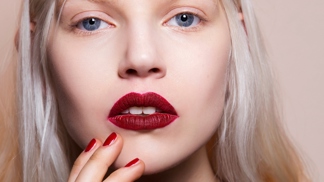 Sbohem, retro lesky! Podzimní trendy 2025 ovládnou rtěnky ve svůdných „berry“ odstínech