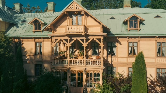 Pokud vás fascinuje historie a milujete jedinečná místa, tento zámek z roku 1799 vás uchvátí. Prošel citlivou rekonstrukcí, díky které se podařilo zachovat autentický charakter i nejmenší detaily. Vysoké stropy, nádherné parkety, původní kachlová kamna i dechberoucí výhledy do okolní krajiny tvoří harmonické spojení minulosti a současnosti.
