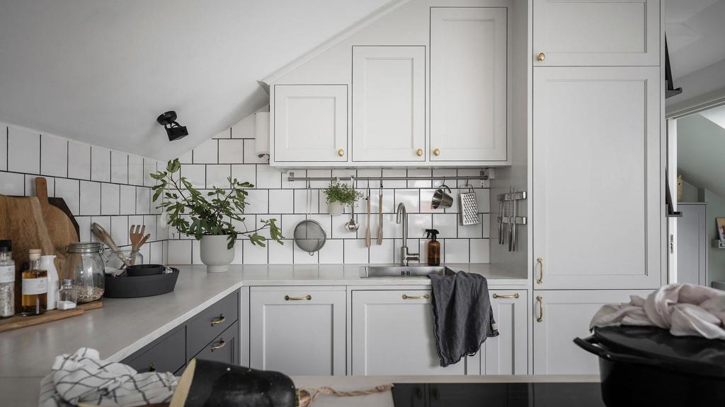 Našli jsme ten nejkrásnější podkrovní byt: Kombinuje eleganci skandinávského designu s kouzlem meziválečné architektury Našli jsme ten nejkrásnější podkrovní byt: Kombinuje eleganci skandinávského designu s kouzlem meziválečné architektury