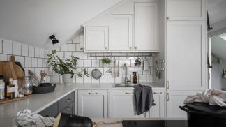 Našli jsme ten nejkrásnější podkrovní byt: Kombinuje eleganci skandinávského designu s kouzlem meziválečné architektury