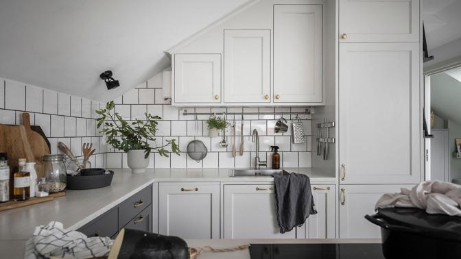 Našli jsme ten nejkrásnější podkrovní byt: Kombinuje eleganci skandinávského designu s kouzlem meziválečné architektury Našli jsme ten nejkrásnější podkrovní byt: Kombinuje eleganci skandinávského designu s kouzlem meziválečné architektury