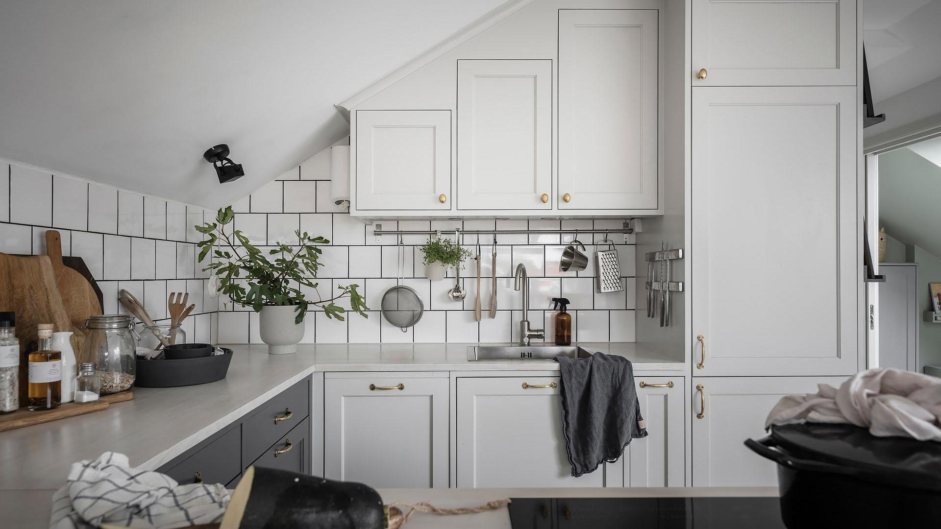 Našli jsme ten nejkrásnější podkrovní byt: Kombinuje eleganci skandinávského designu s kouzlem meziválečné architektury