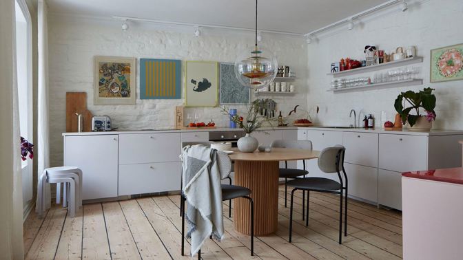 Světlé dřevěné podlahy, odhalené cihlové zdi a moderní design Světlé dřevěné podlahy, odhalené cihlové zdi a moderní design