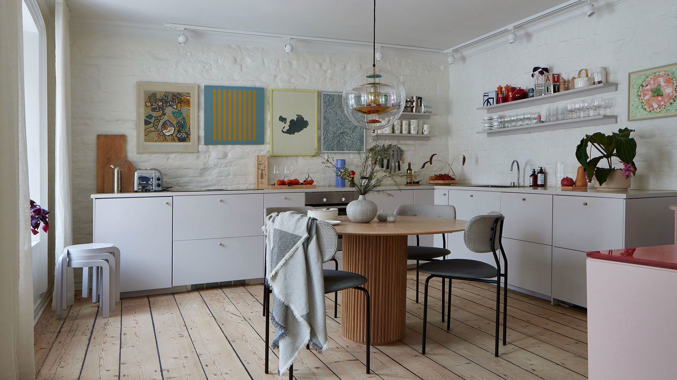 Světlé dřevěné podlahy, odhalené cihlové zdi a moderní design