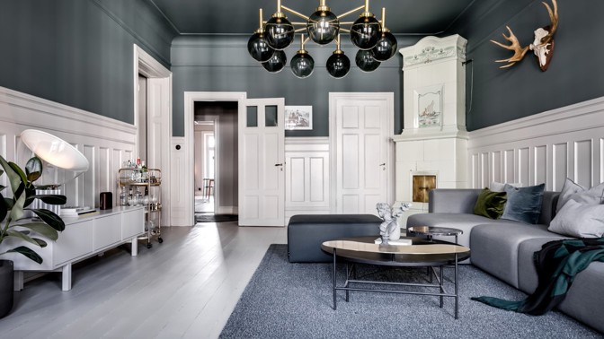 Ctí skandinávskou tradici a přidává moderní designové detaily