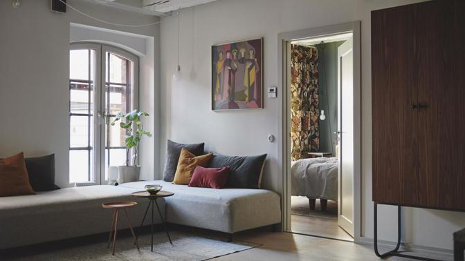 Industriální kuchyň, stoleté trámy a švédský minimalistický design