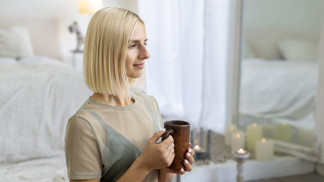 Ložnice podle Feng Shui: Vyhněte se zrcadlu naproti posteli, omezte množství knih i rostlin. Jak si vytvořit klidné místo na spaní?