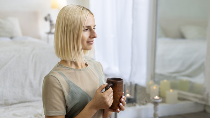 Ložnice podle Feng Shui: Vyhněte se zrcadlu naproti posteli, omezte množství knih i rostlin. Jak si vytvořit klidné místo na spaní?