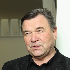 Na DAMU ho nevzali, u přijímaček byl poněkud nepřipraven a chyběly mu základní znalosti, nikoli však herecké zkušenosti.