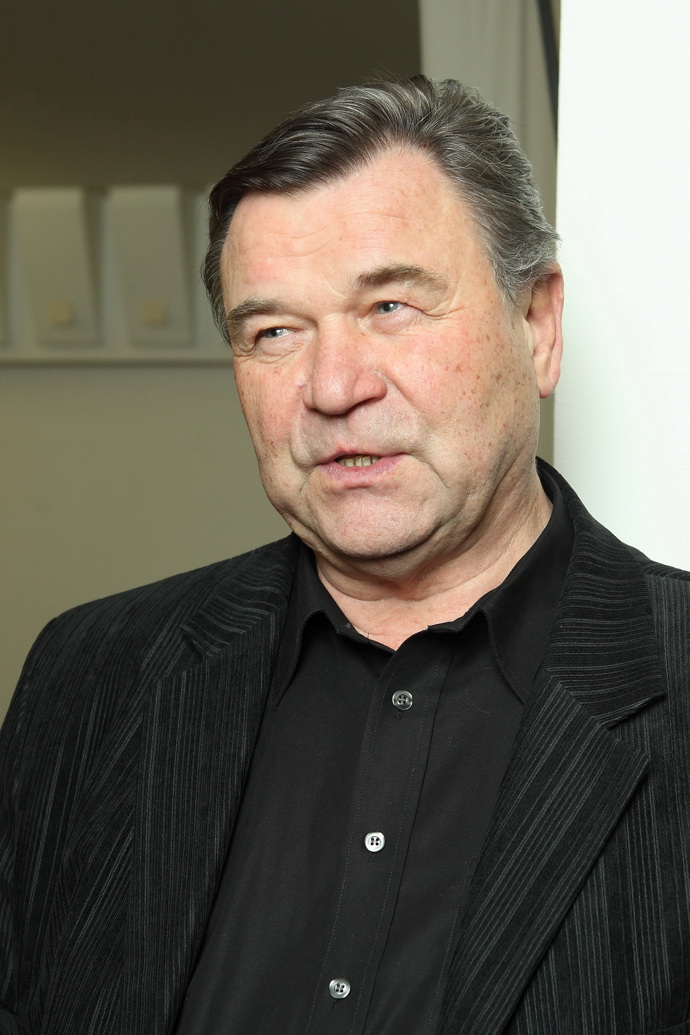 Na DAMU ho nevzali, u přijímaček byl poněkud nepřipraven a chyběly mu základní znalosti, nikoli však herecké zkušenosti.