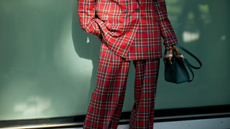 Kostkované kalhoty by měly být především splývavé a měly by souznít se zbytkem outfitu.
