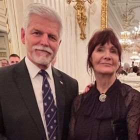 Maminka Geislerové vedle Petra Pavla.