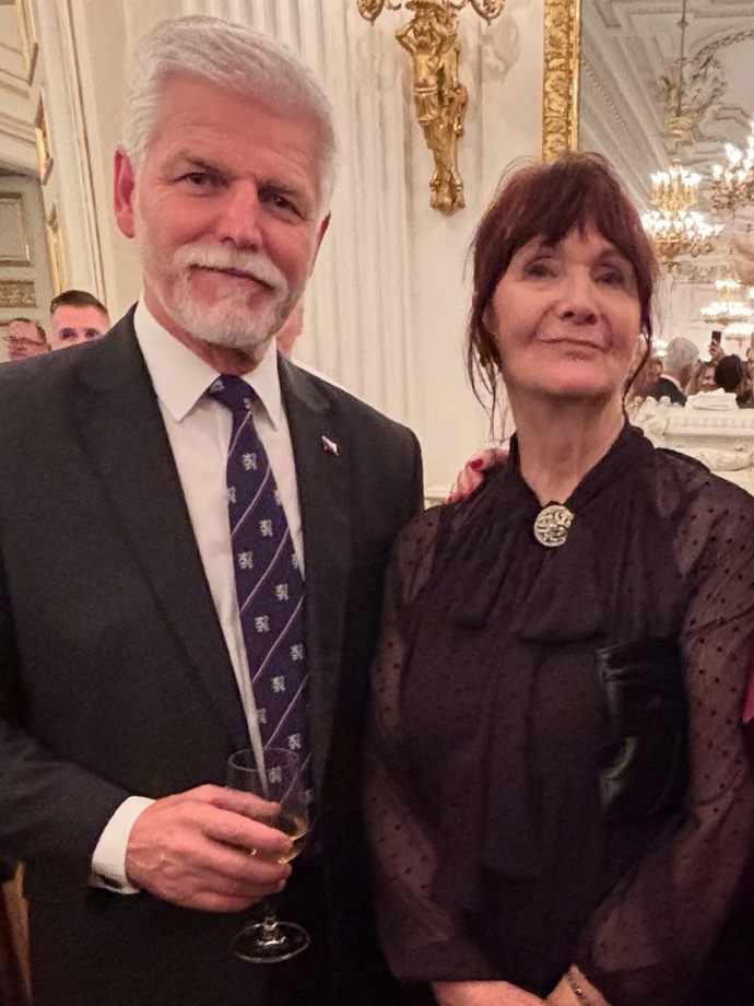 Maminka Geislerové vedle Petra Pavla.