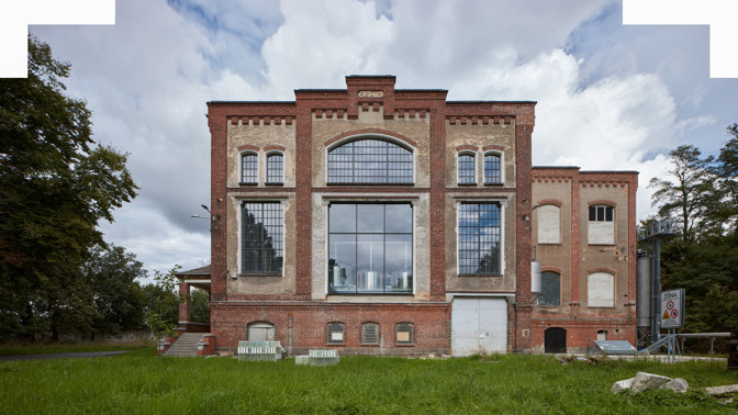 Zapomenutý „chrám pokroku“ v Plzeňském Prazdroji znovu ožívá! Přečtěte si příběh, jak architekti vytvořili moderní prostor pro milovníka piva a kulturních zážitků. Odvážná rekonstrukce stylově propojuje minulost se současností. 
