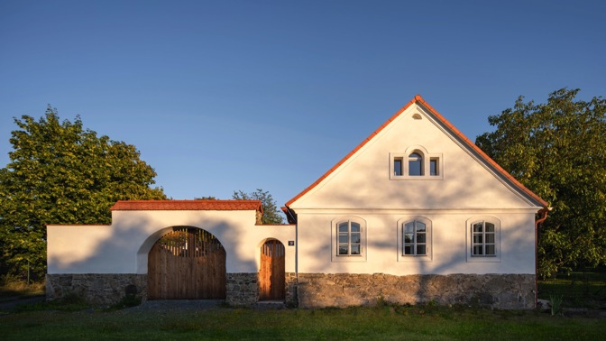 Rozlehlá zahrada, sousedi daleko, zato les blízko. To je splněný sen manželů, kteří chalupu koupili a s pomocí studia Miramari z ní vytvořili dokonalý nový domov. S majiteli se dohodli, že zůstane jen střecha a obvodové zdivo.

 
