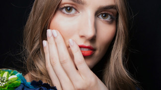 Praktické trendy nehty pro minimalistky: Manikúru BB cream nails miluje i Dakota Johnson