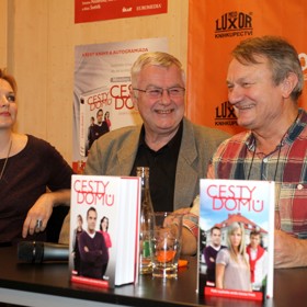Ladislav Potměšil se svými přáteli a kolegy - herečkou Kamilou Špráchalovou a režisérem Jaromírem Adamcem.