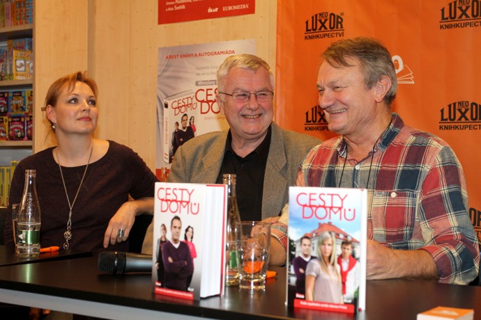 Ladislav Potměšil se svými přáteli a kolegy - herečkou Kamilou Špráchalovou a režisérem Jaromírem Adamcem.
