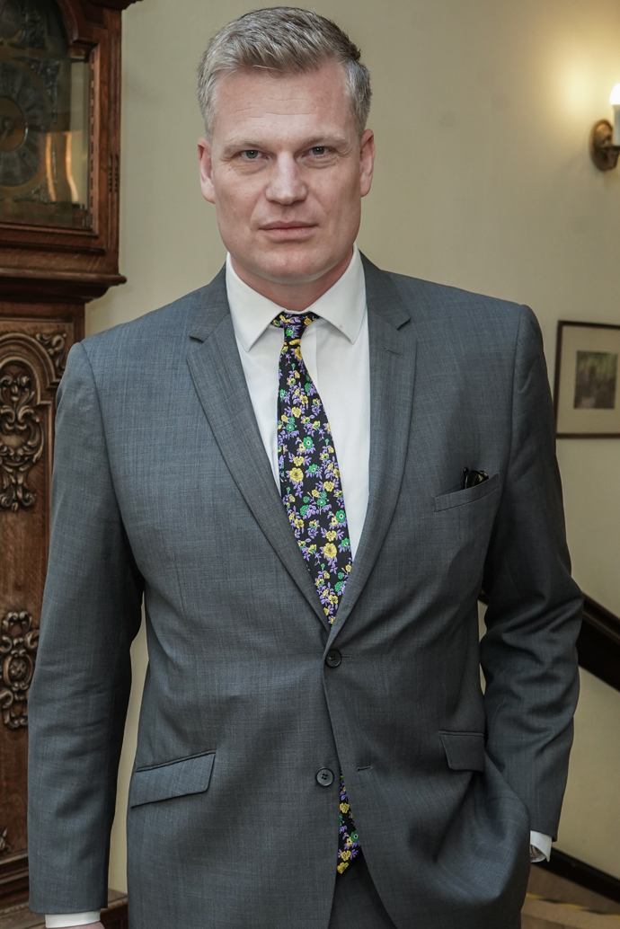Filip Turek rád ukazuje ostré rysy ve tváři a k tomu se vousy nehodí. 