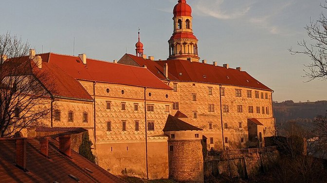 České zámky lákají návštěvníky nejen bohatou historií, ale také nádhernými interiéry a rozlehlými parky. Každé sídlo ukrývá jedinečné architektonické detaily, podle kterých ho poznají jen opravdoví znalci.

