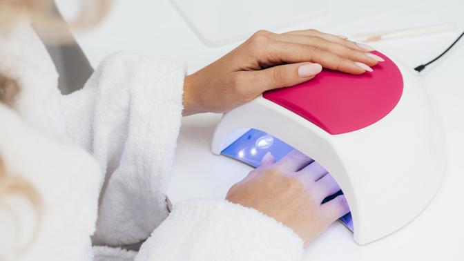 Chodíte na nehty do salonu?  Zhoubný melanom může způsobit UV lampa