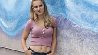 Krásná herečka, dvojnásobná matka a držitelka Oscara Natalie Portman jednou prohlásila, že raději bude chytrá než slavná. A tak v roce 2003 absolvovala Harvard, kde vystudovala psychologii. Na škole dokonce v jednu chvíli přednášela. Kromě toho mluví anglicky, hebrejsky, japonsky, německy, francouzsky a arabsky.
