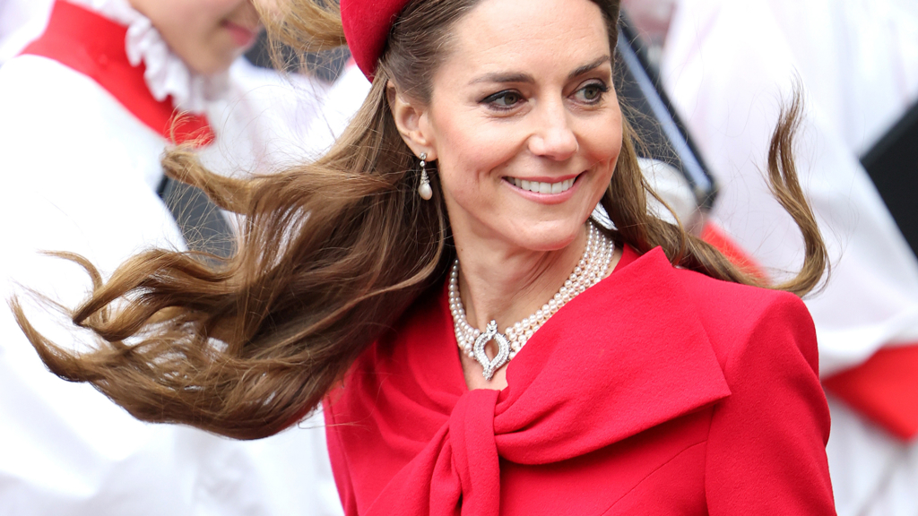 Princezna Kate v červené
