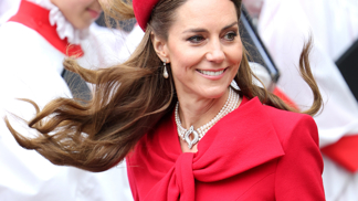 Princezna Kate v červené
