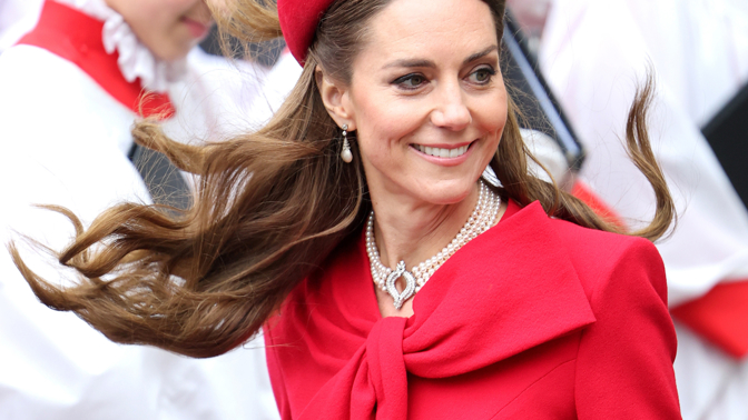 Princezna Kate v červené
