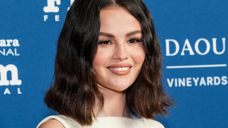 Selena Gomez a její navlněné mikádo po ramena.
Selena Gomez a její navlněné mikádo po ramena.