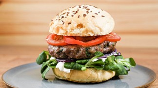 Zapomeňte na fastfood: Odhalte tajemství dokonalého hovězího burgru podle Dity P.