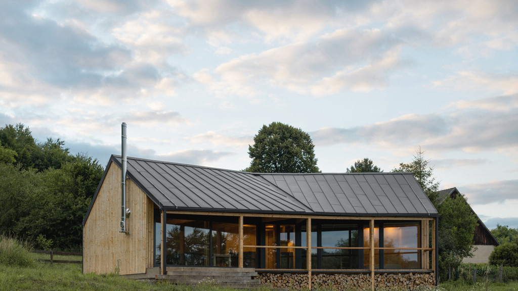 Na kraji Hrubé Skály vyrostl víkendový dům, který přirozeně zapadá do krajiny Českého ráje. Citlivě kombinuje tradiční prvky s moderní architekturou a nabízí klidné místo k odpočinku s výhledem na zříceninu hradu Trosky.
Na kraji Hrubé Skály vyrostl víkendový dům, který přirozeně zapadá do krajiny Českého ráje. Citlivě kombinuje tradiční prvky s moderní architekturou a nabízí klidné místo k odpočinku s výhledem na zříceninu hradu Trosky.