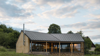 Na kraji Hrubé Skály vyrostl víkendový dům, který přirozeně zapadá do krajiny Českého ráje. Citlivě kombinuje tradiční prvky s moderní architekturou a nabízí klidné místo k odpočinku s výhledem na zříceninu hradu Trosky.
