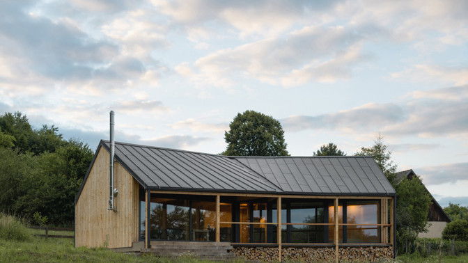 Na kraji Hrubé Skály vyrostl víkendový dům, který přirozeně zapadá do krajiny Českého ráje. Citlivě kombinuje tradiční prvky s moderní architekturou a nabízí klidné místo k odpočinku s výhledem na zříceninu hradu Trosky.
